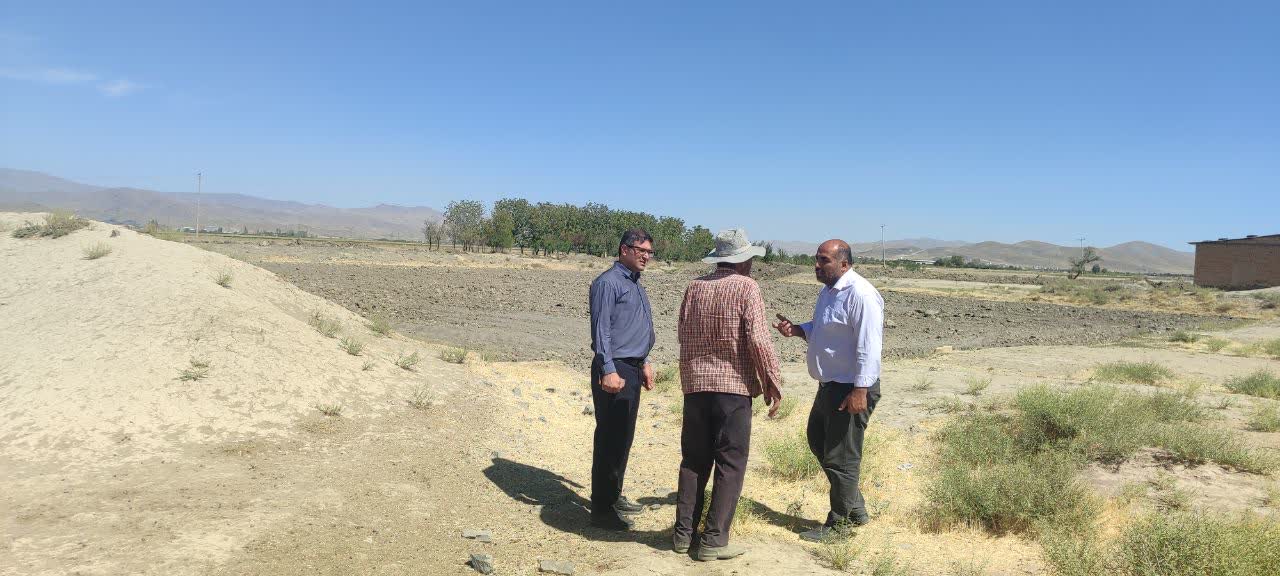 احداث خاکریز برای حفاظت از روستای مبارک‌آباد ملایر در برابر سیلاب‌های احتمالی